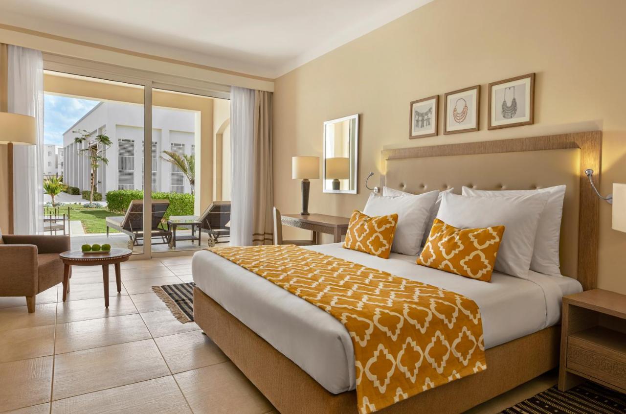 Steigenberger Resort Alaya Marsa Alam - Red Sea - Adults Friendly 16 Years Plus 코라야베이 외부 사진 A bedroom at the Hilton Sharm El Sheikh